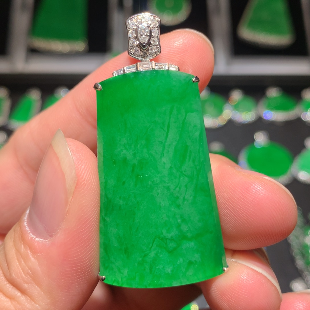 翡翠颈饰18K金镶嵌翡翠