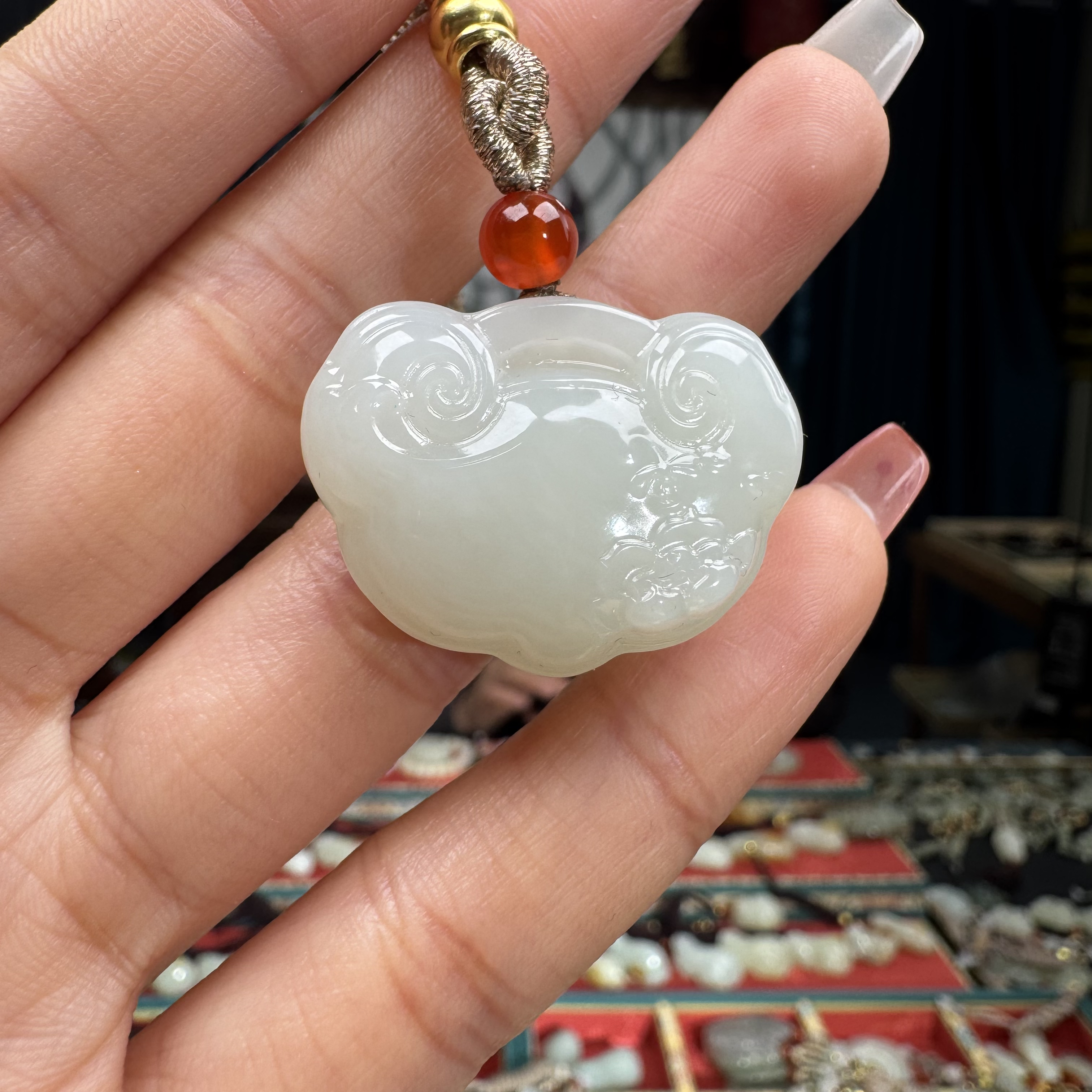 和田玉挂件羊脂白花开富贵锁吊坠