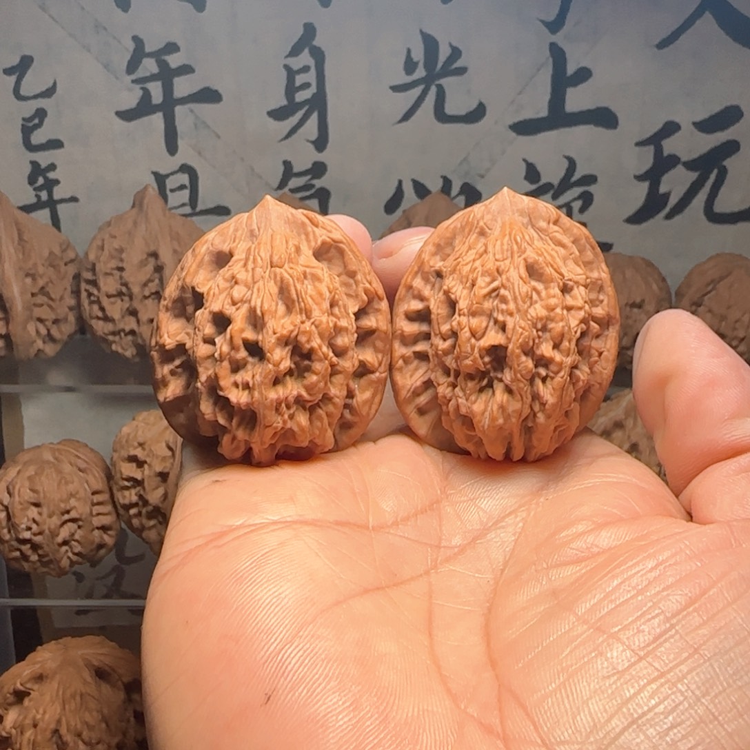 文玩核桃吊坠虎头