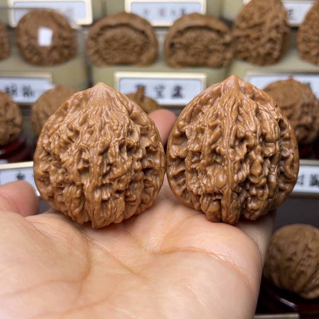 文玩核桃把件虎头39左右