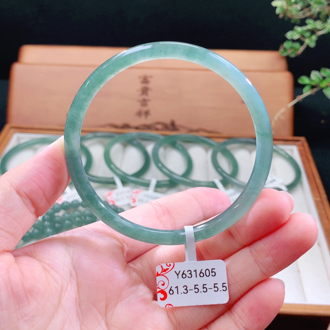翡翠手镯（圆镯）未镶嵌