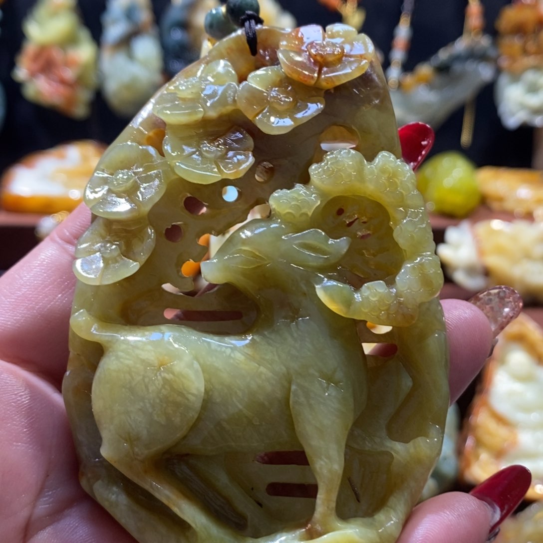 蛇纹石玉颈饰未镶嵌