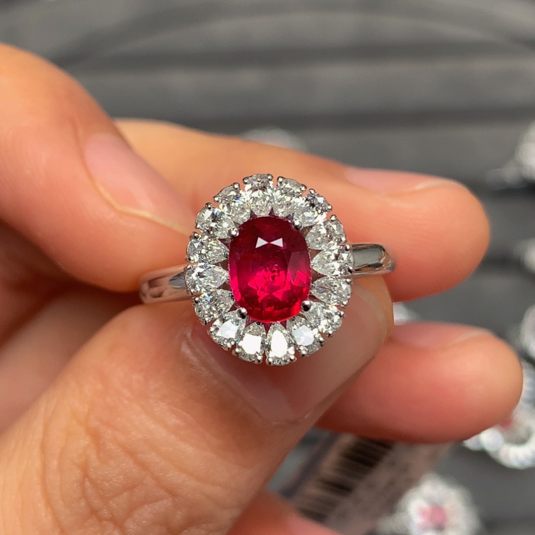 红宝石戒指18K金镶嵌