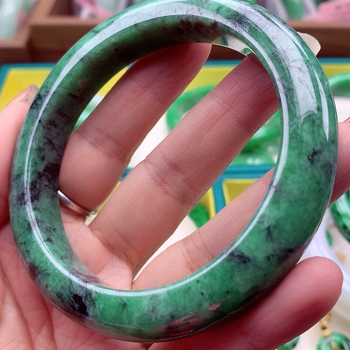 翡翠手镯未镶嵌翡翠