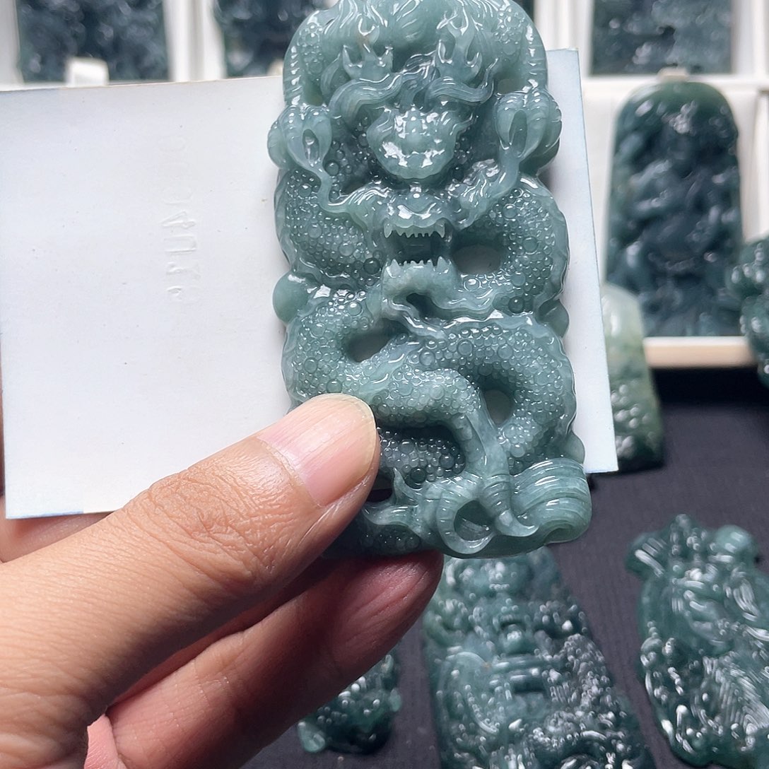 翡翠未镶嵌颈饰龙牌