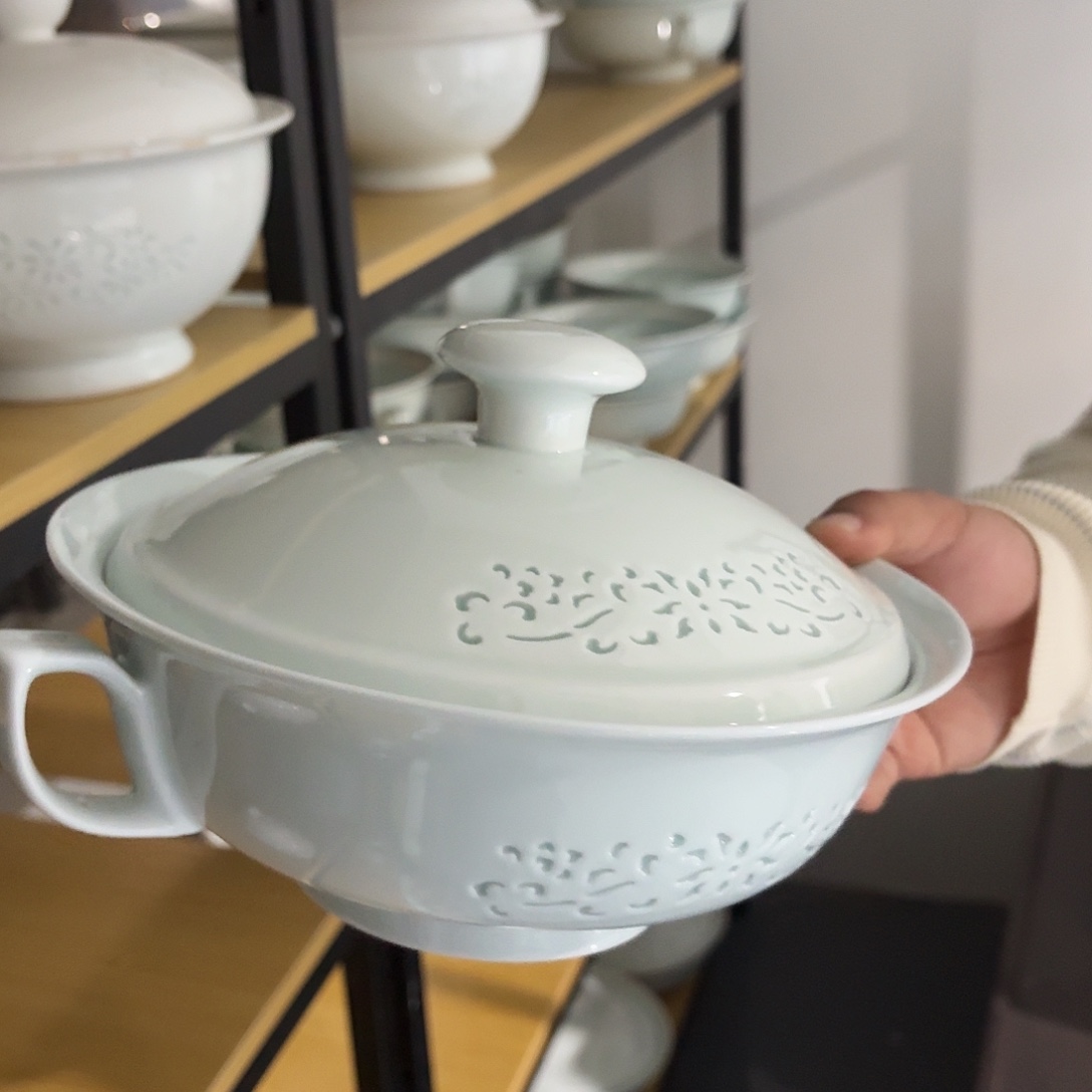 杯景德镇陶瓷元宝带盖煲一个