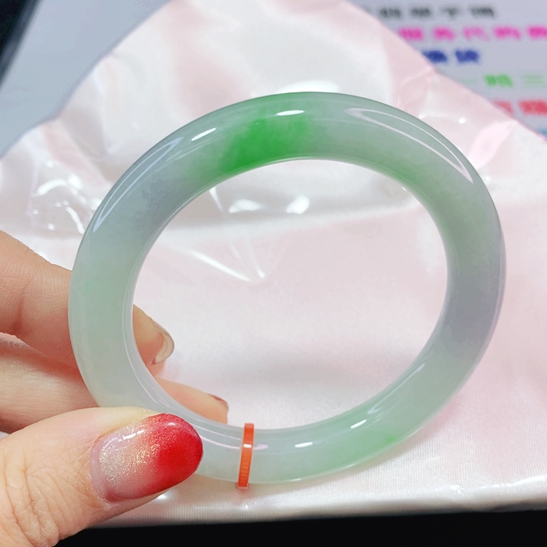 未镶嵌手镯（圆镯）翡翠53圈冰润飘绿花