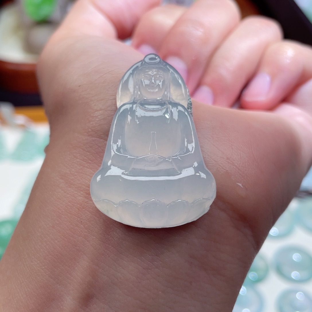 翡翠未镶嵌颈饰观音