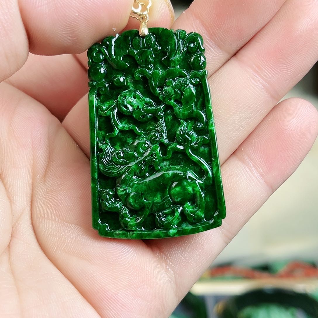 翡翠颈饰18K金镶嵌吊坠