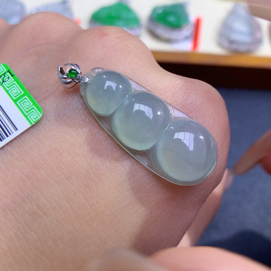 翡翠颈饰18K金镶嵌福豆