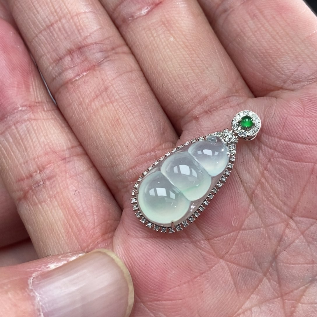 颈饰18K金镶嵌翡翠豆子