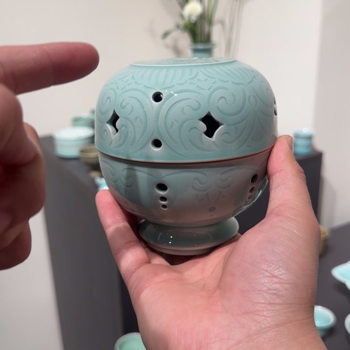 花***白龙泉青瓷镂空熏香炉