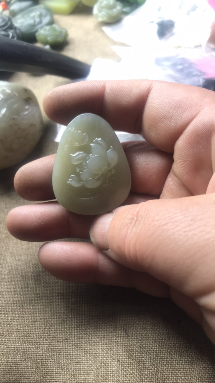 和田玉荷花小吊坠