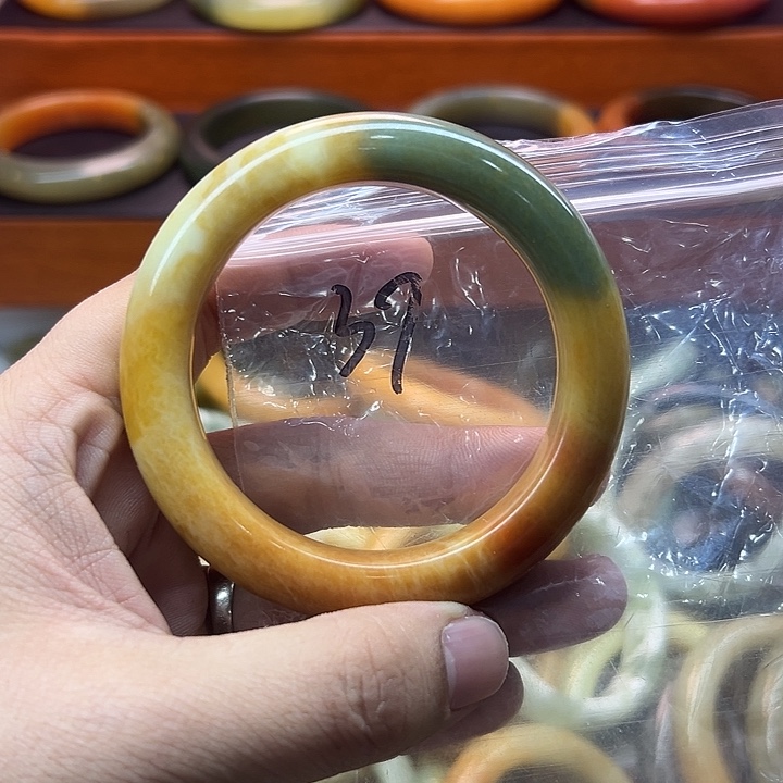 嫊***颜蛇纹石玉未镶嵌手镯