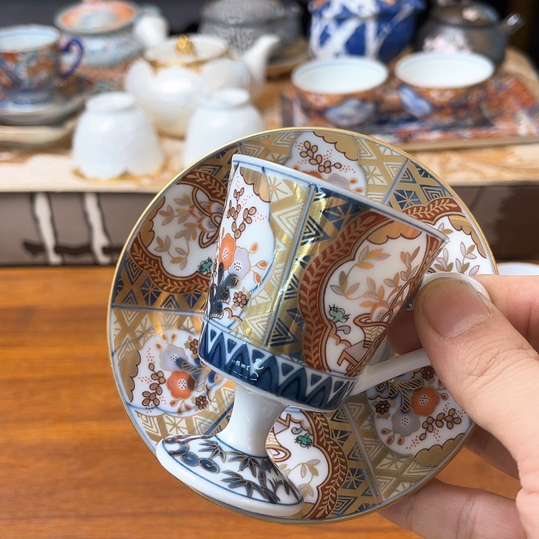 盖碗在家门口吃完早饭的小家伙