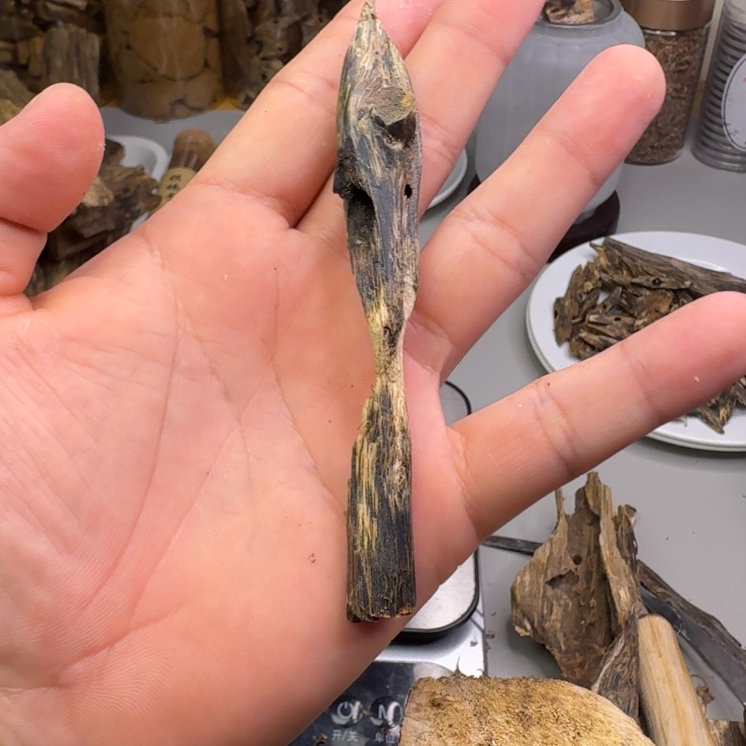 沉香碎屑沉香奇楠虫漏6克多样性发货