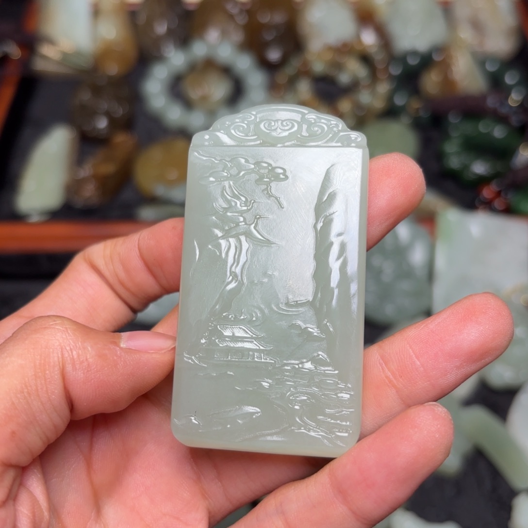 和田玉未镶嵌颈饰上**?