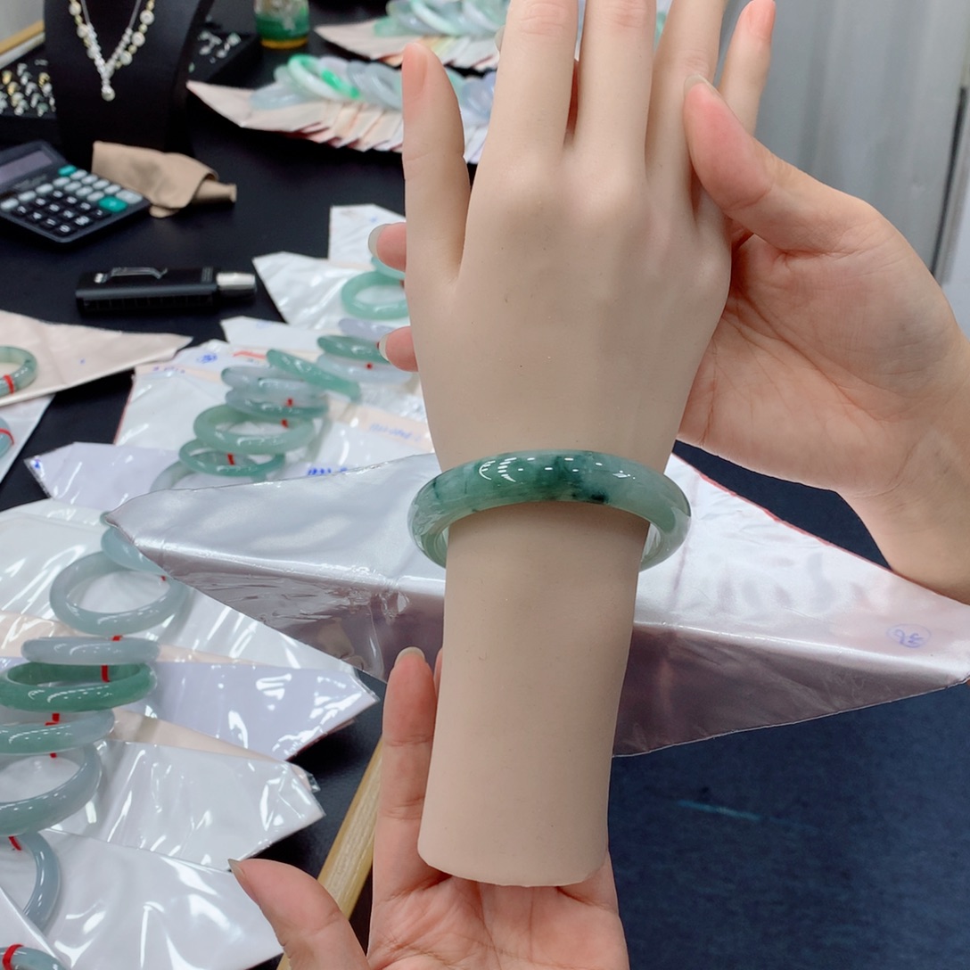 x***n翡翠未镶嵌手镯48小时