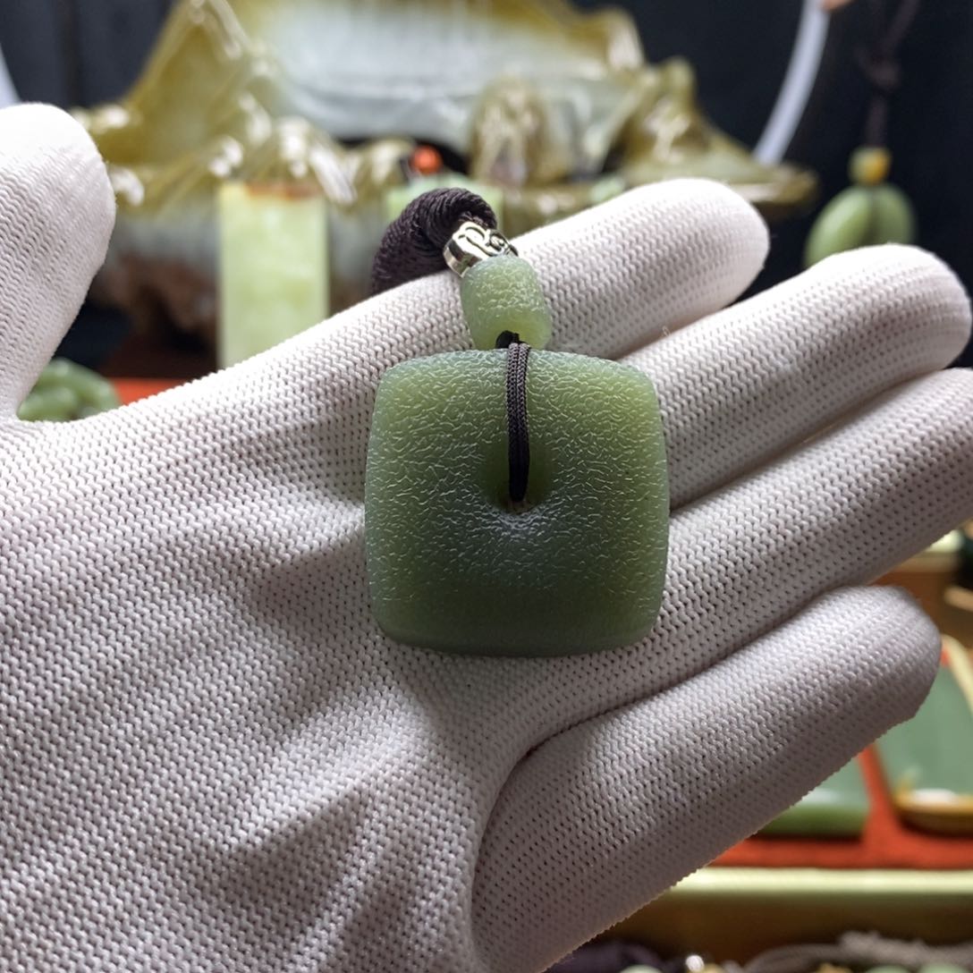 岫岩老玉（透闪石质玉）吊坠未镶嵌