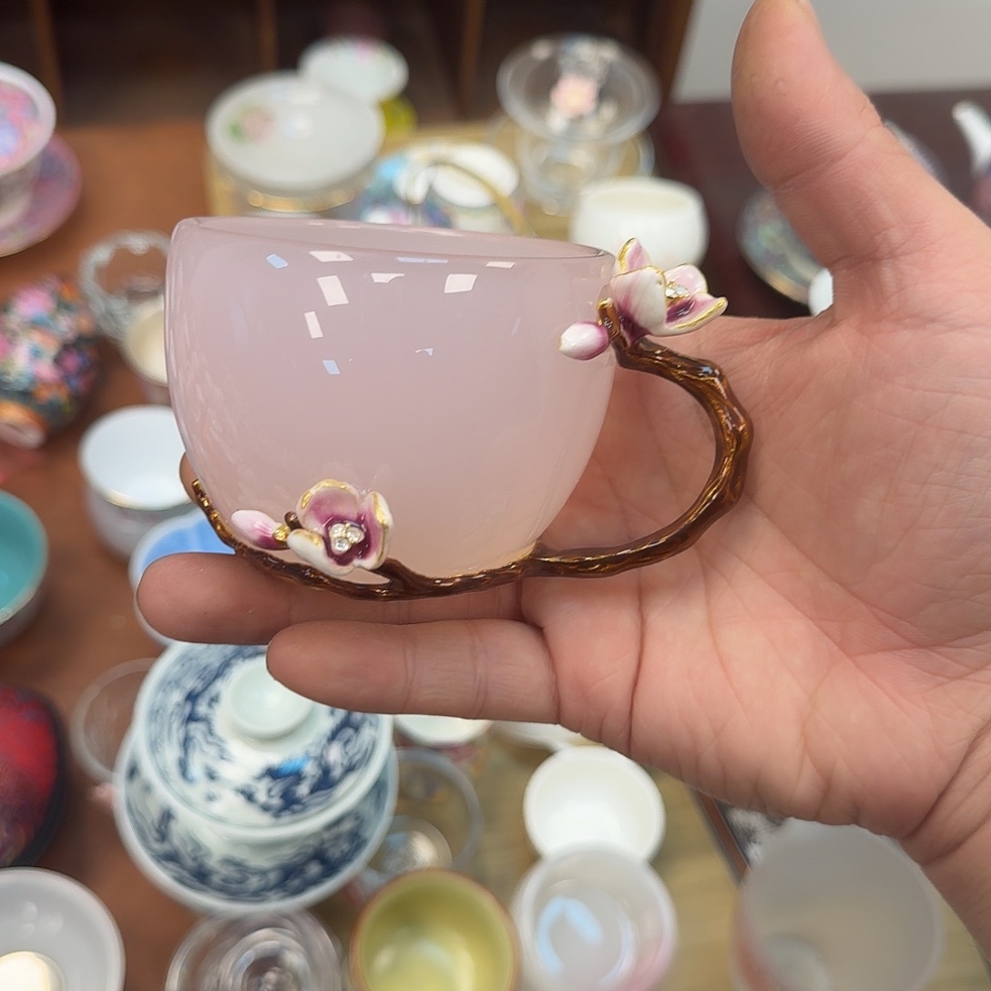 莹***莹把手一个琉璃杯子一个