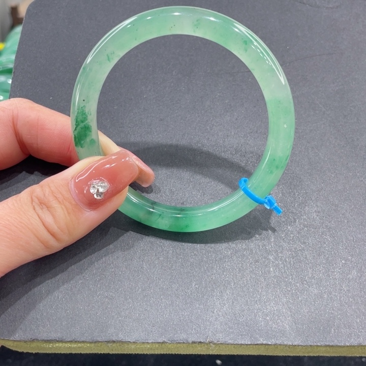 未镶嵌手镯石英质玉