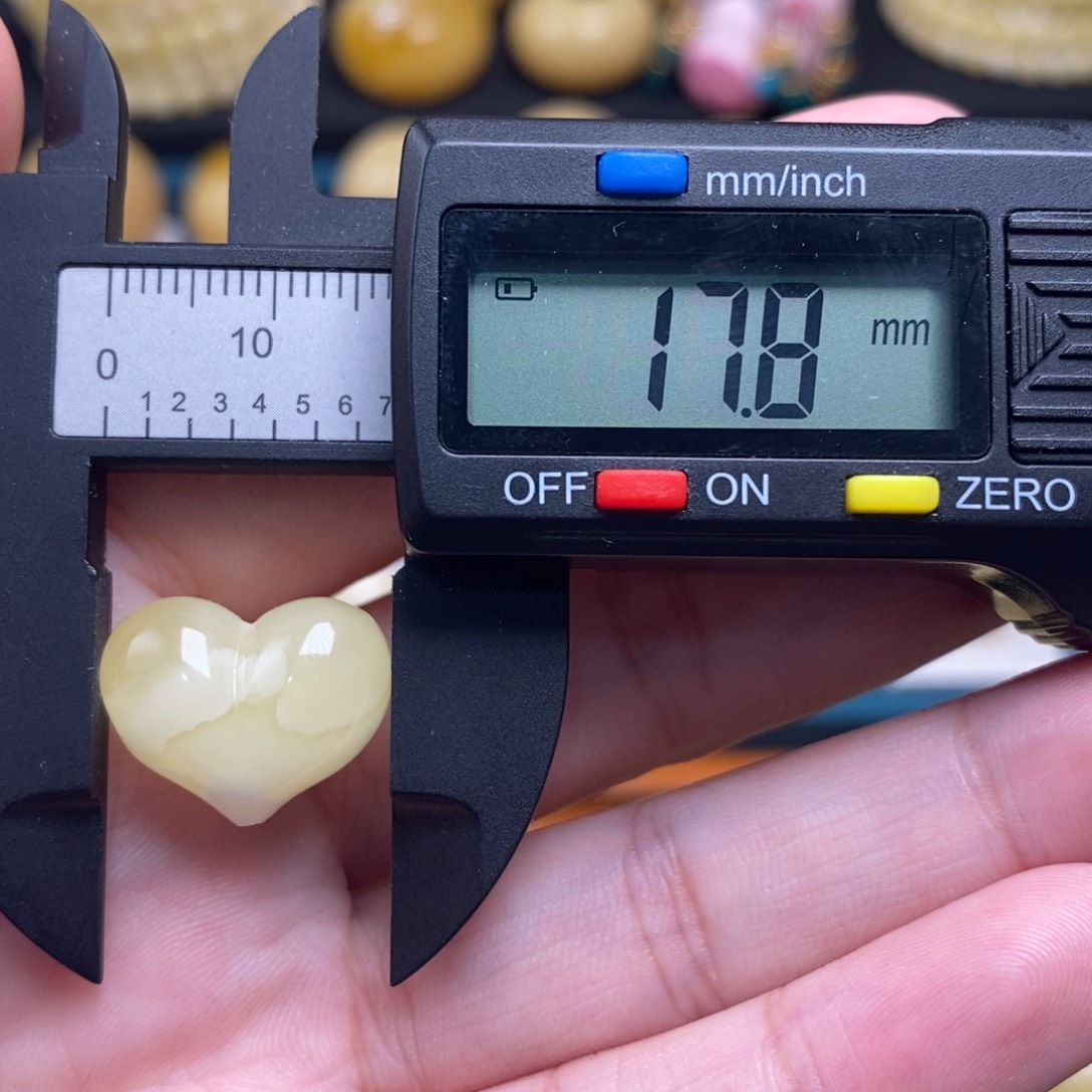 蜜蜡未镶嵌珠宝奇石