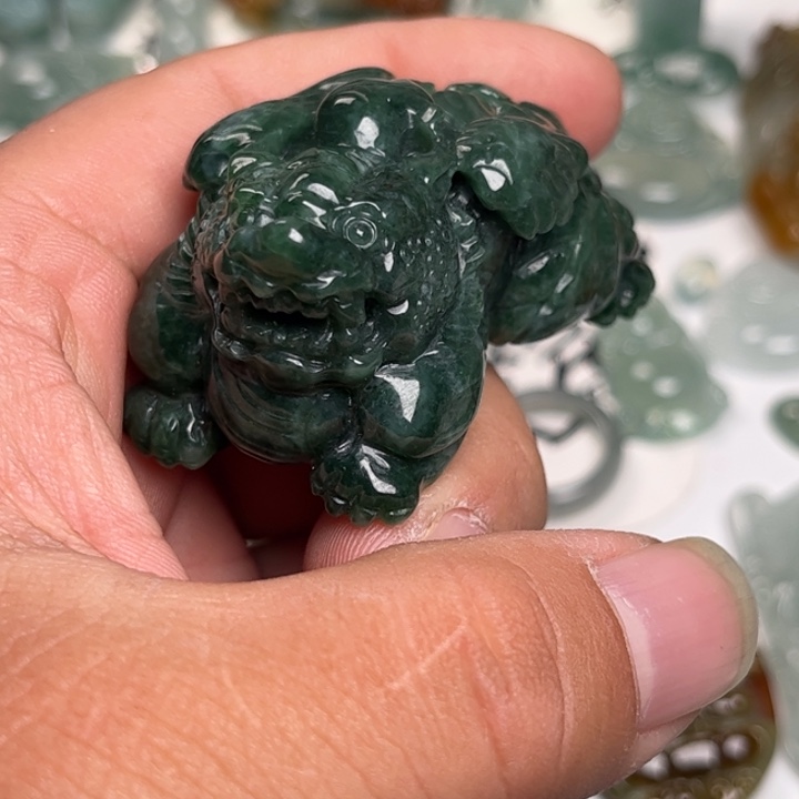 翡翠未镶嵌颈饰貔貅