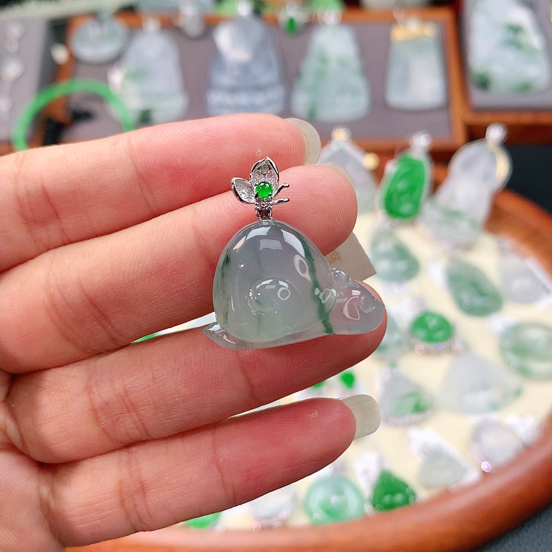 颈饰18K金镶嵌翡翠蜗牛