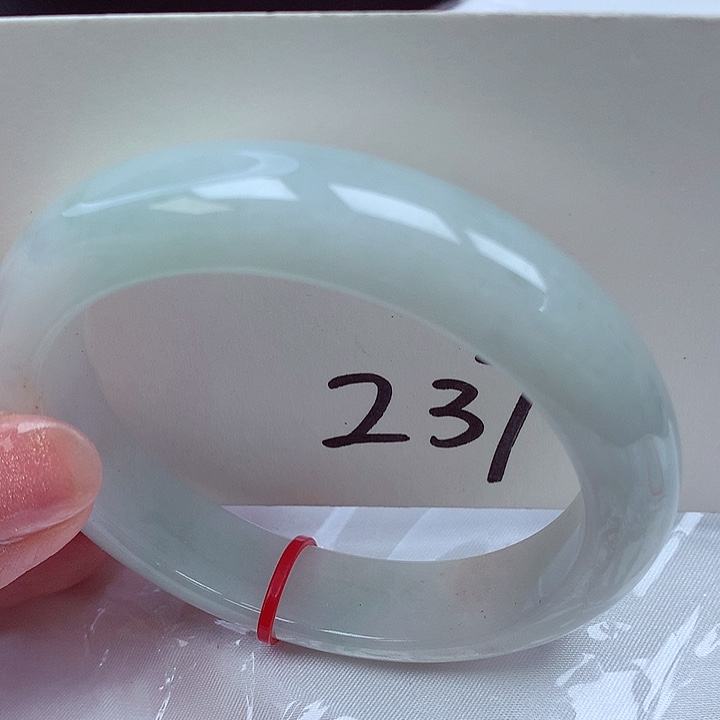 翡翠手镯未镶嵌翡翠