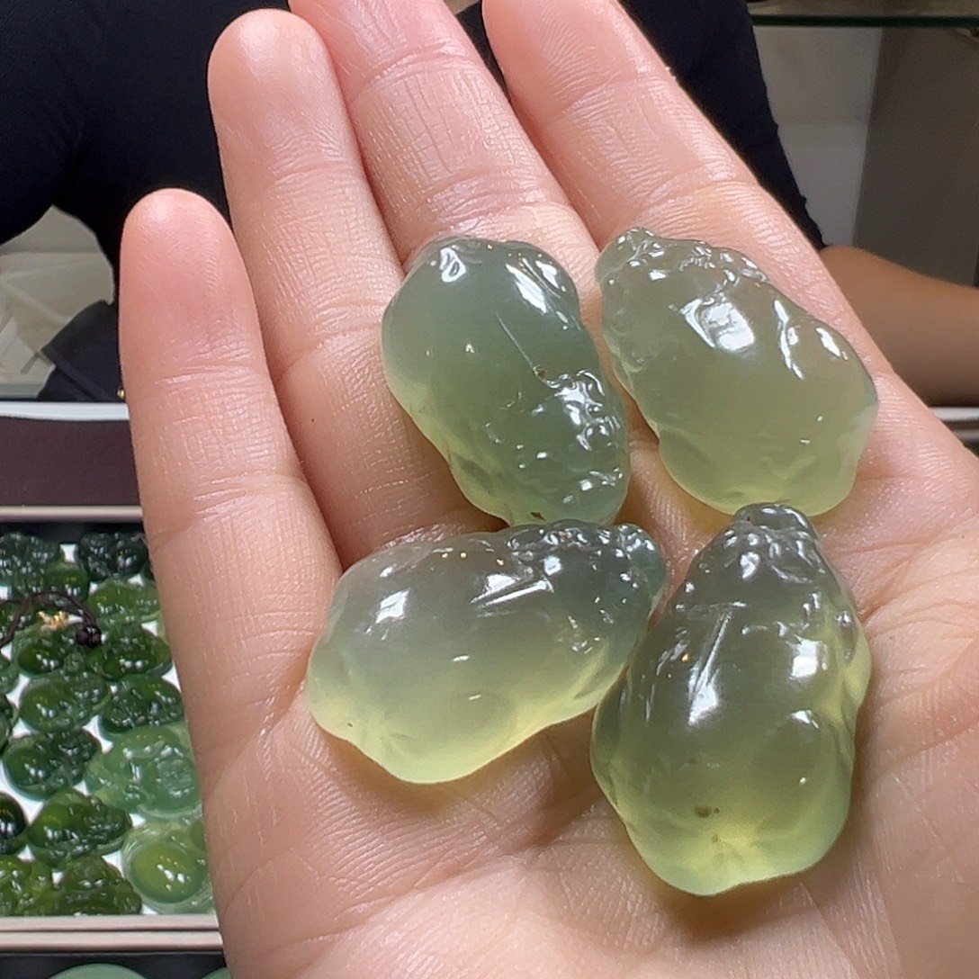 蛇纹石玉未镶嵌吊坠