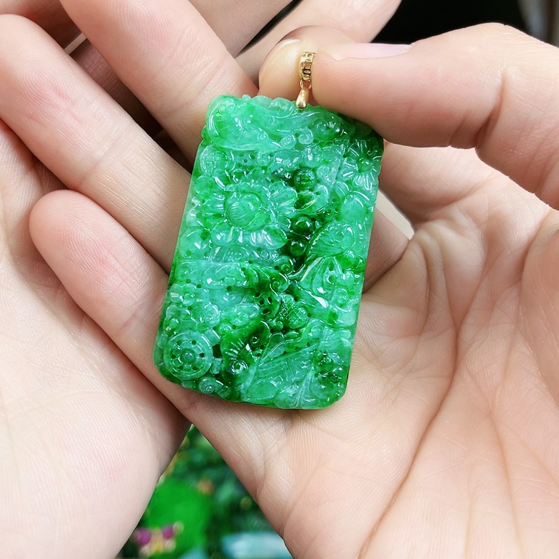翡翠颈饰18K金镶嵌在**方吊坠
