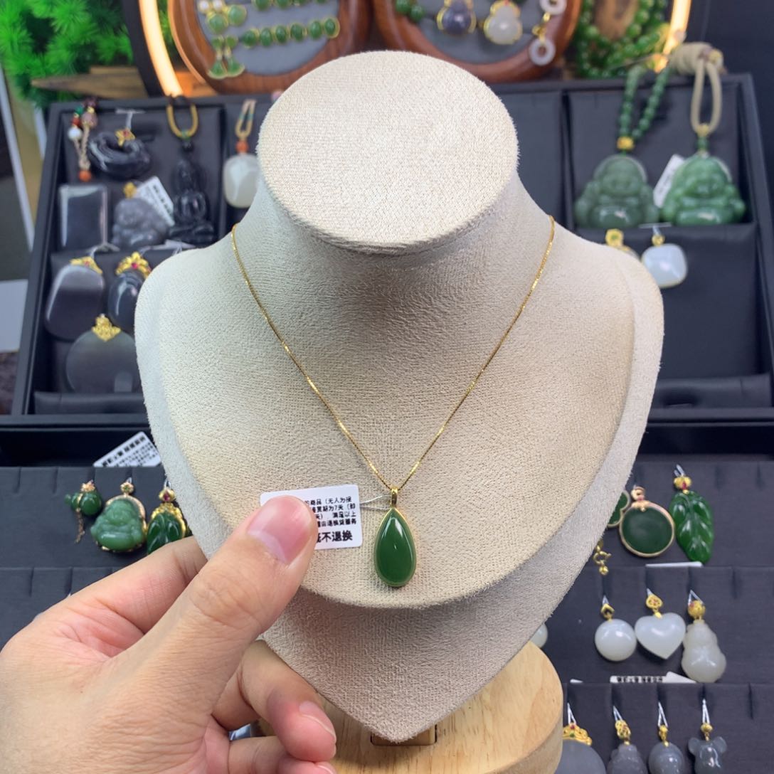 和田玉吊坠18K金镶嵌