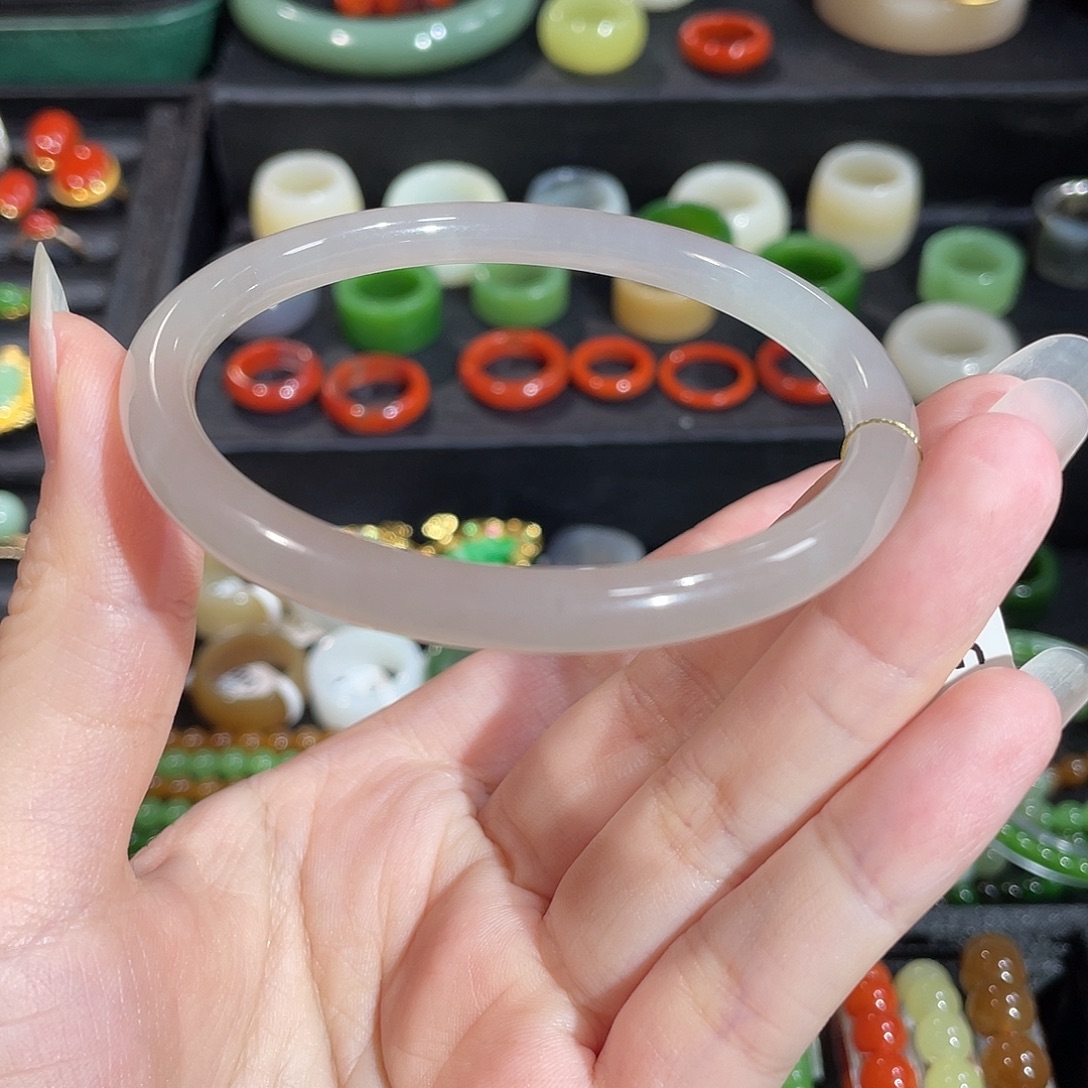 和田玉未镶嵌手镯59圈 粉紫渐变叮当镯