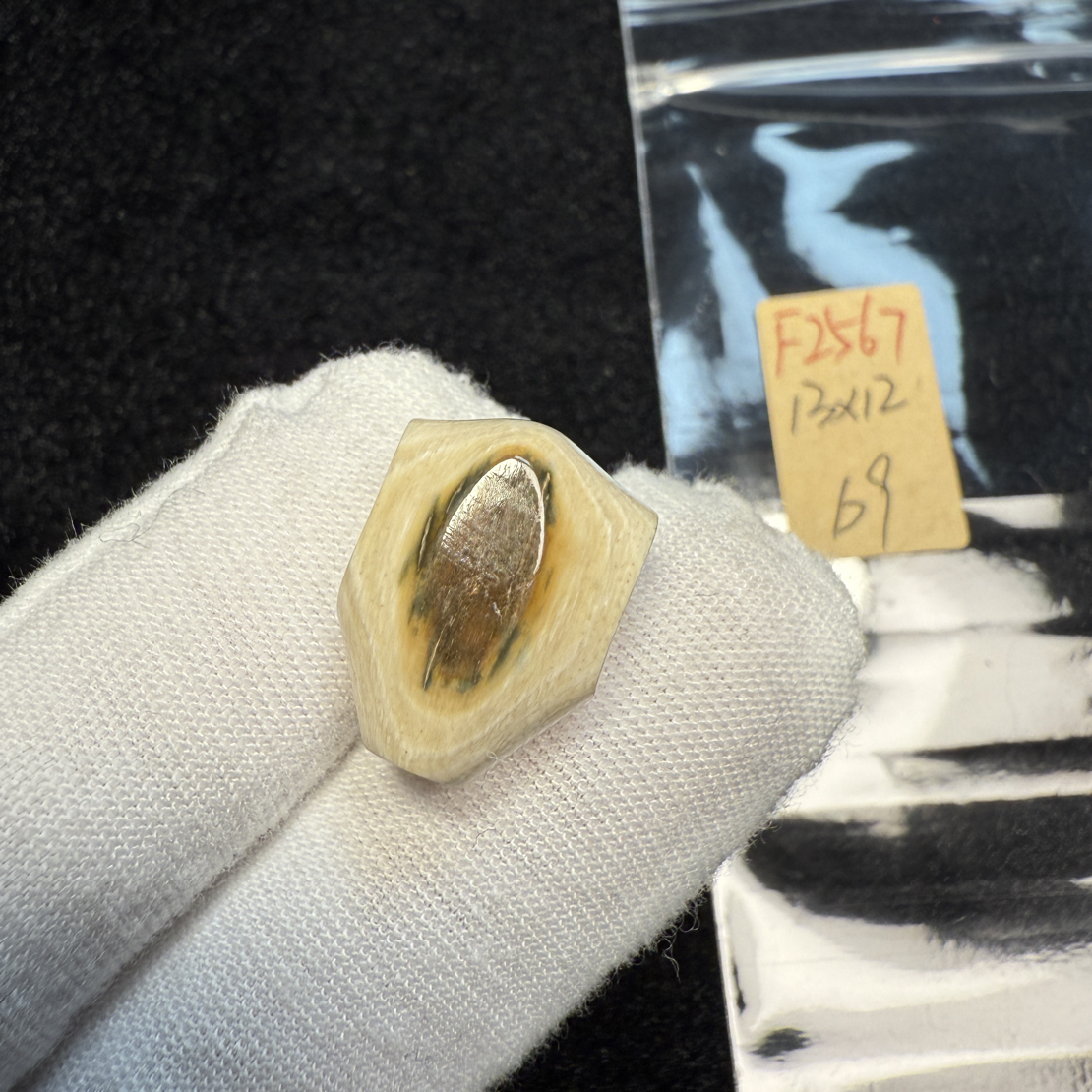 F2567天然猛犸象牙冰料果冻料鲨鱼背三通13*12mm