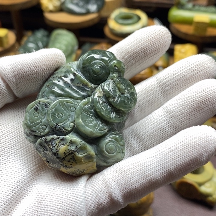 未镶嵌岫岩河磨玉（透闪石质玉）把件小***呀