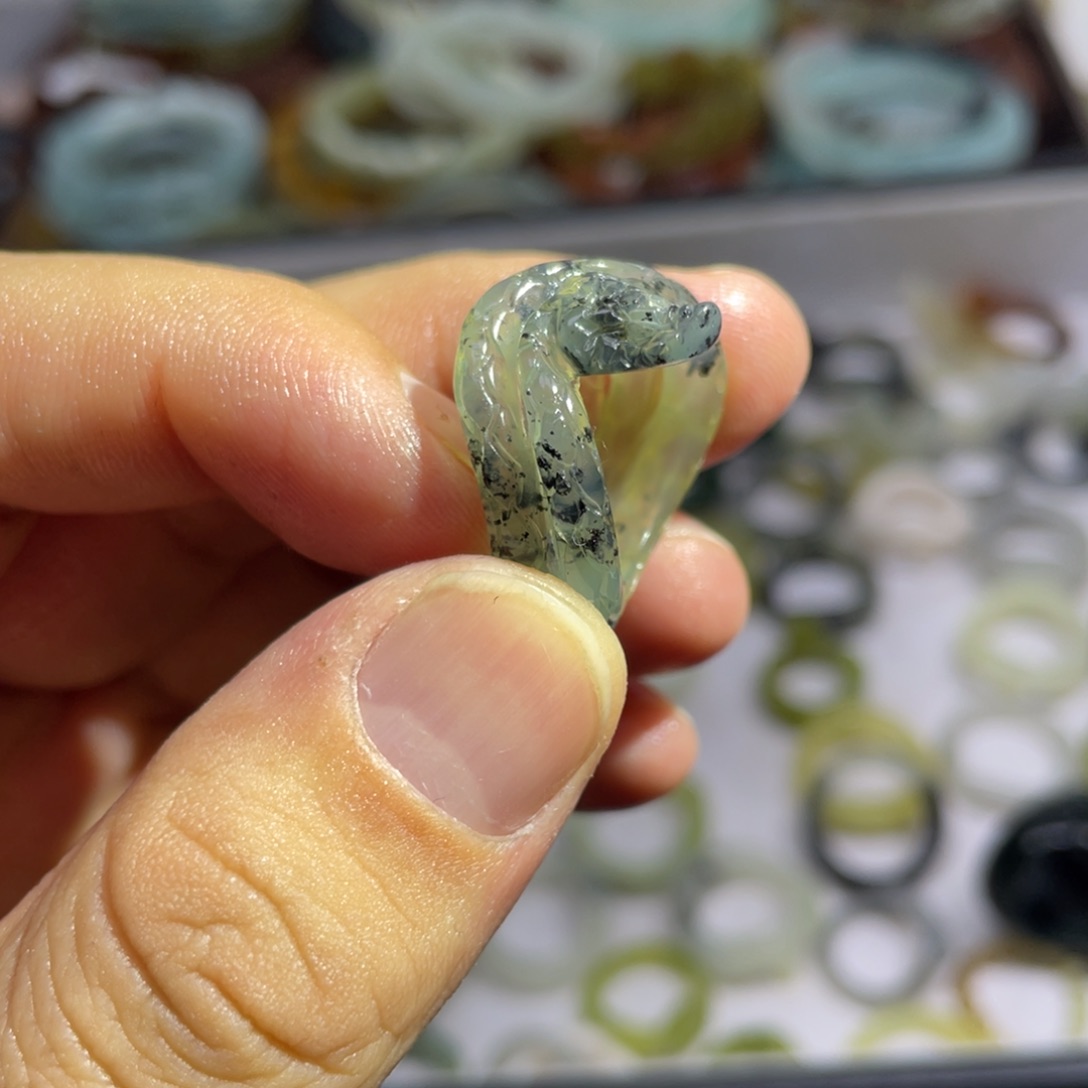 蛇纹石玉未镶嵌戒指