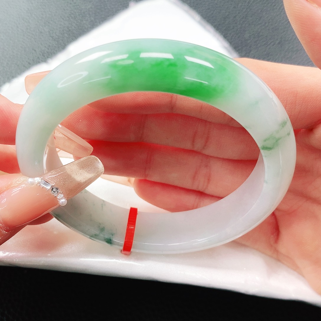 翡翠手镯未镶嵌55圈