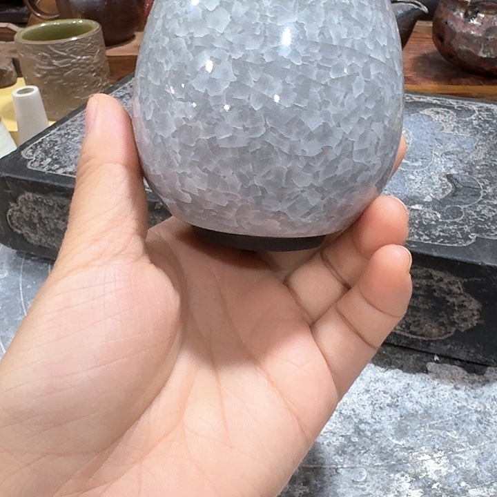 主人杯一个，瓷。。。品茗瓷