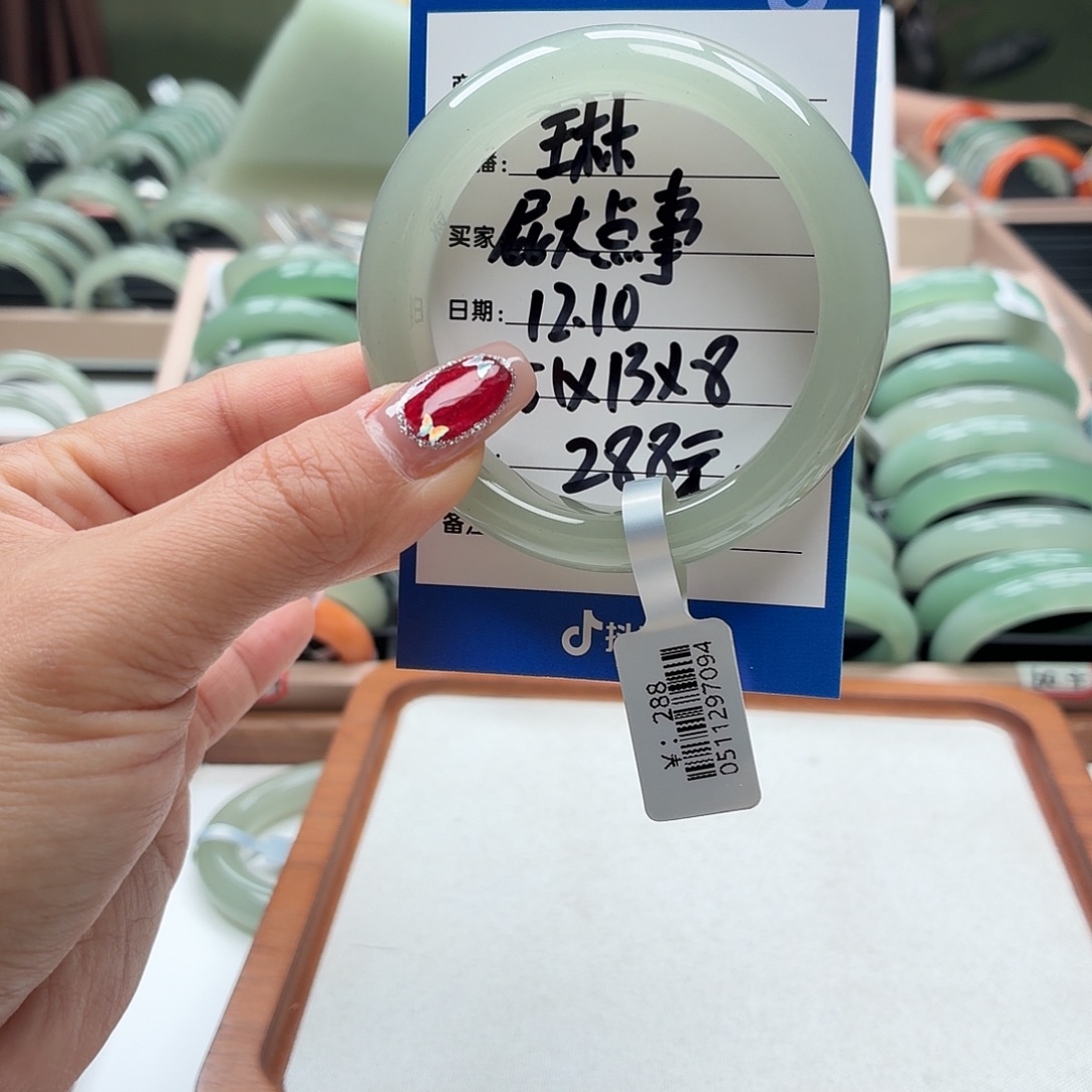 屁****石英质玉未镶嵌手镯