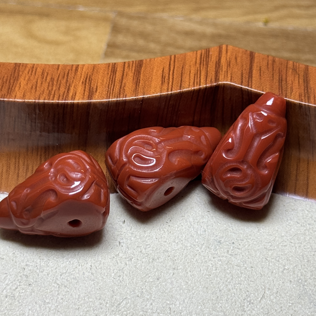 南红雕刻三通多样性发一（12-13mm）