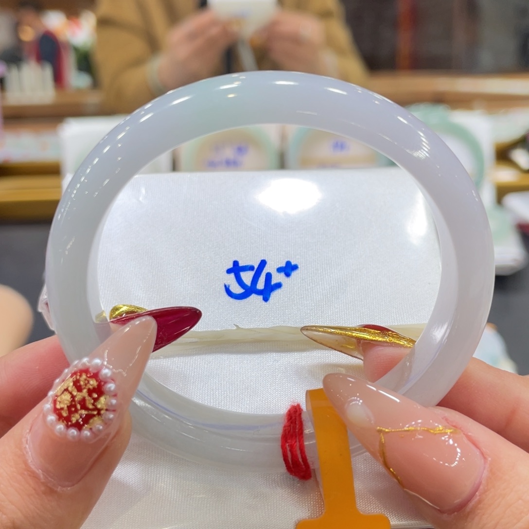 翡翠手镯未镶嵌翡翠