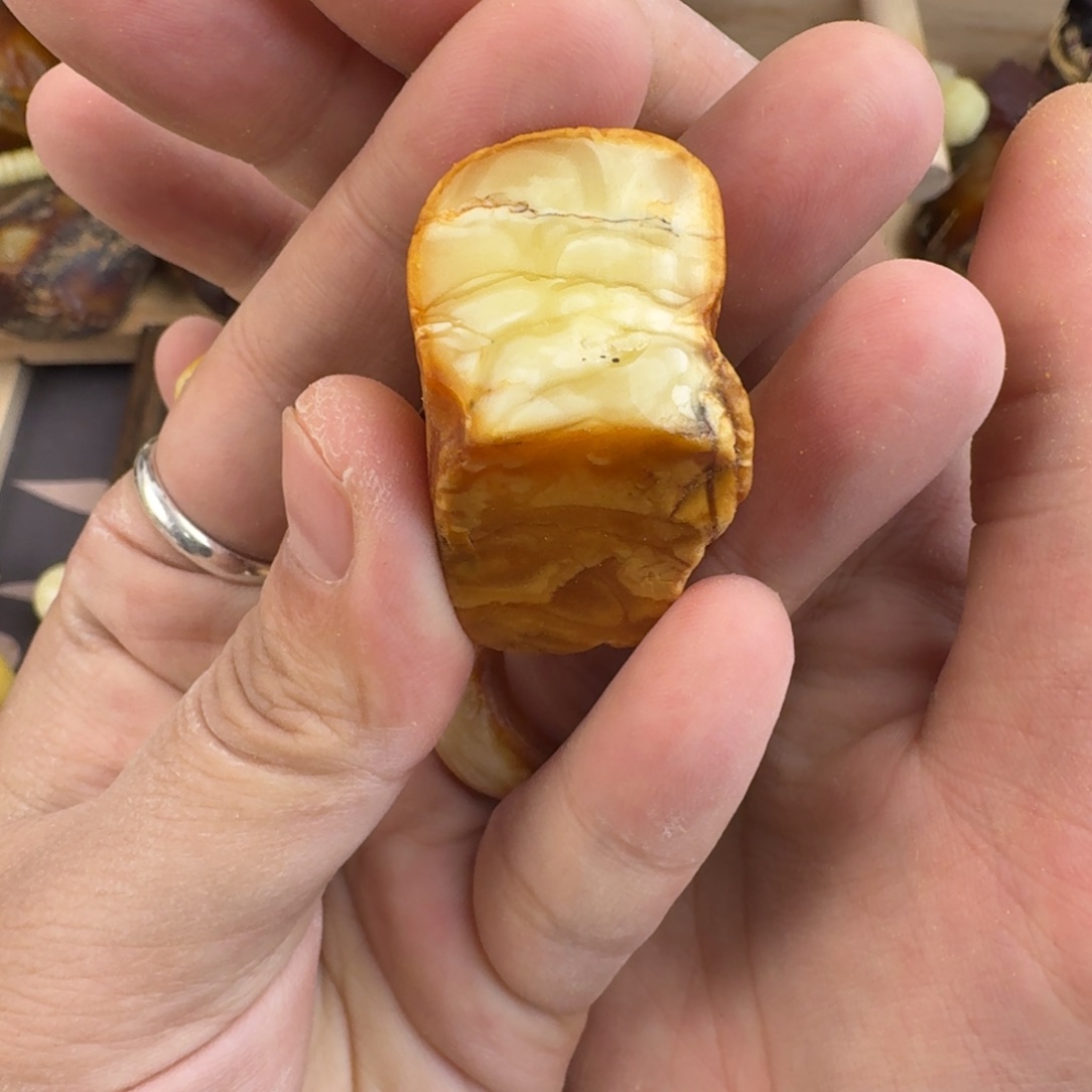 四***墟琥珀未镶嵌裸石13.5克