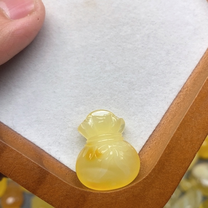 未镶嵌琥珀珠宝奇石