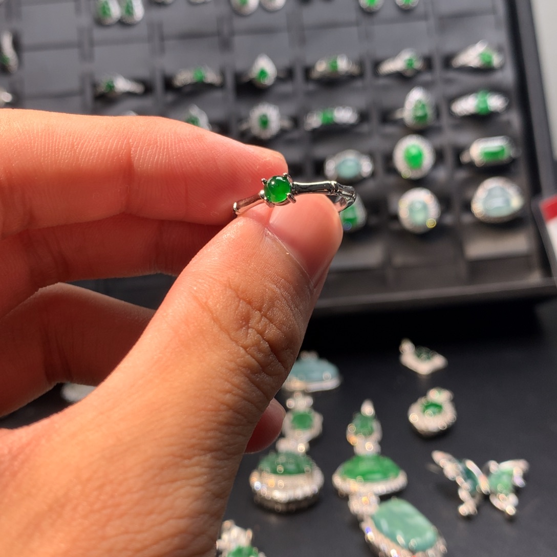 翡翠未镶嵌戒指戒指