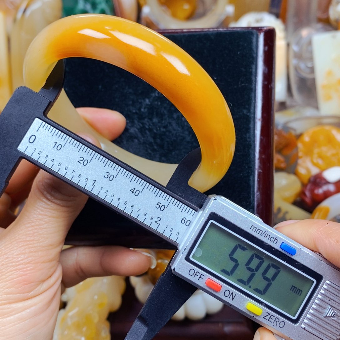 石英质玉（黄龙玉）颈饰未镶嵌