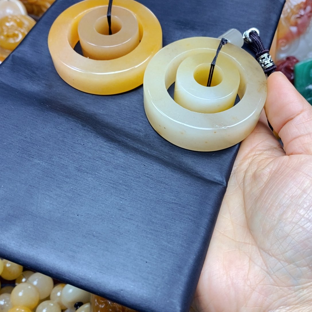 石英质玉（黄龙玉）颈饰未镶嵌