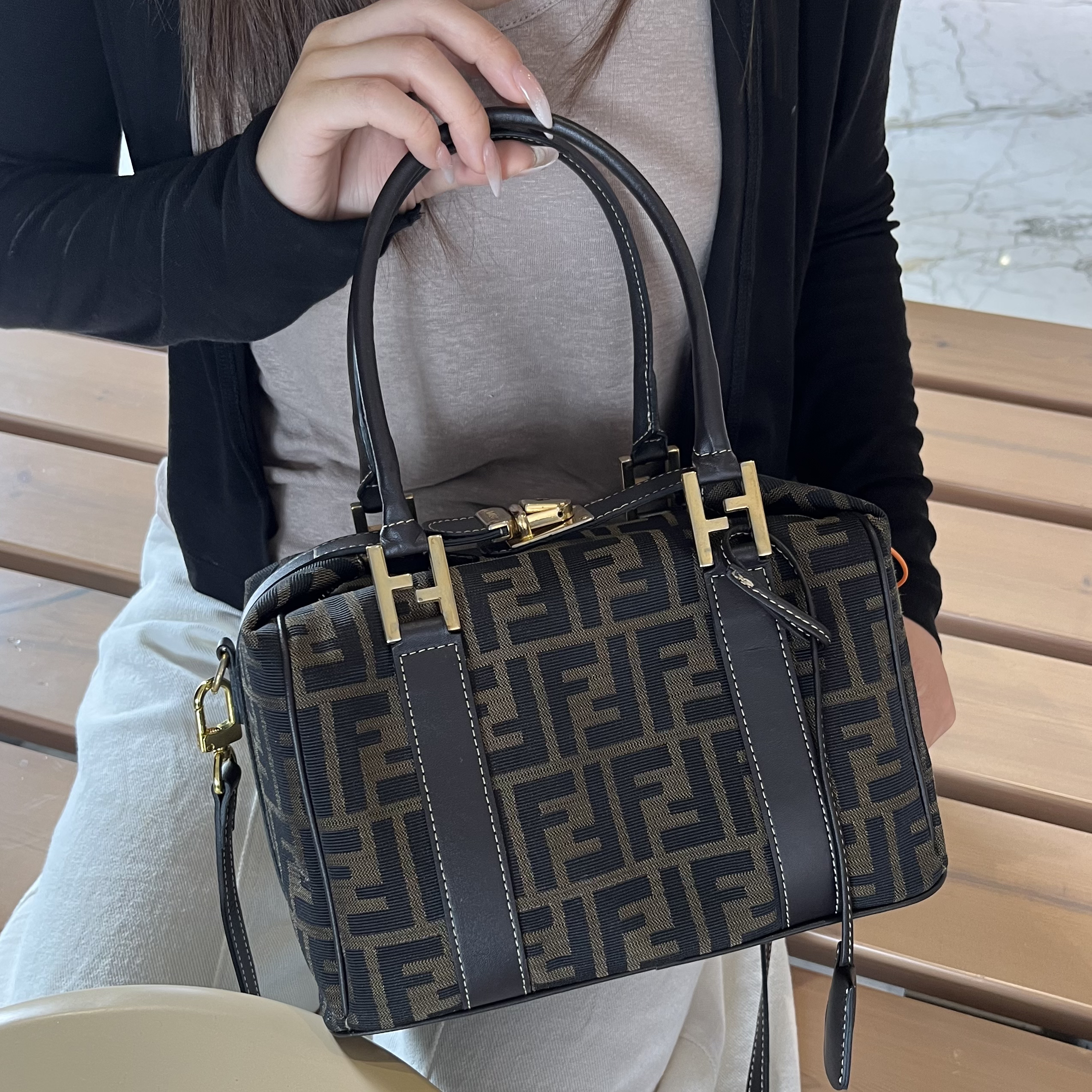 修复品FENDI/芬迪 XM/棕色经典老花饭盒便当手提斜跨包FJ11105805