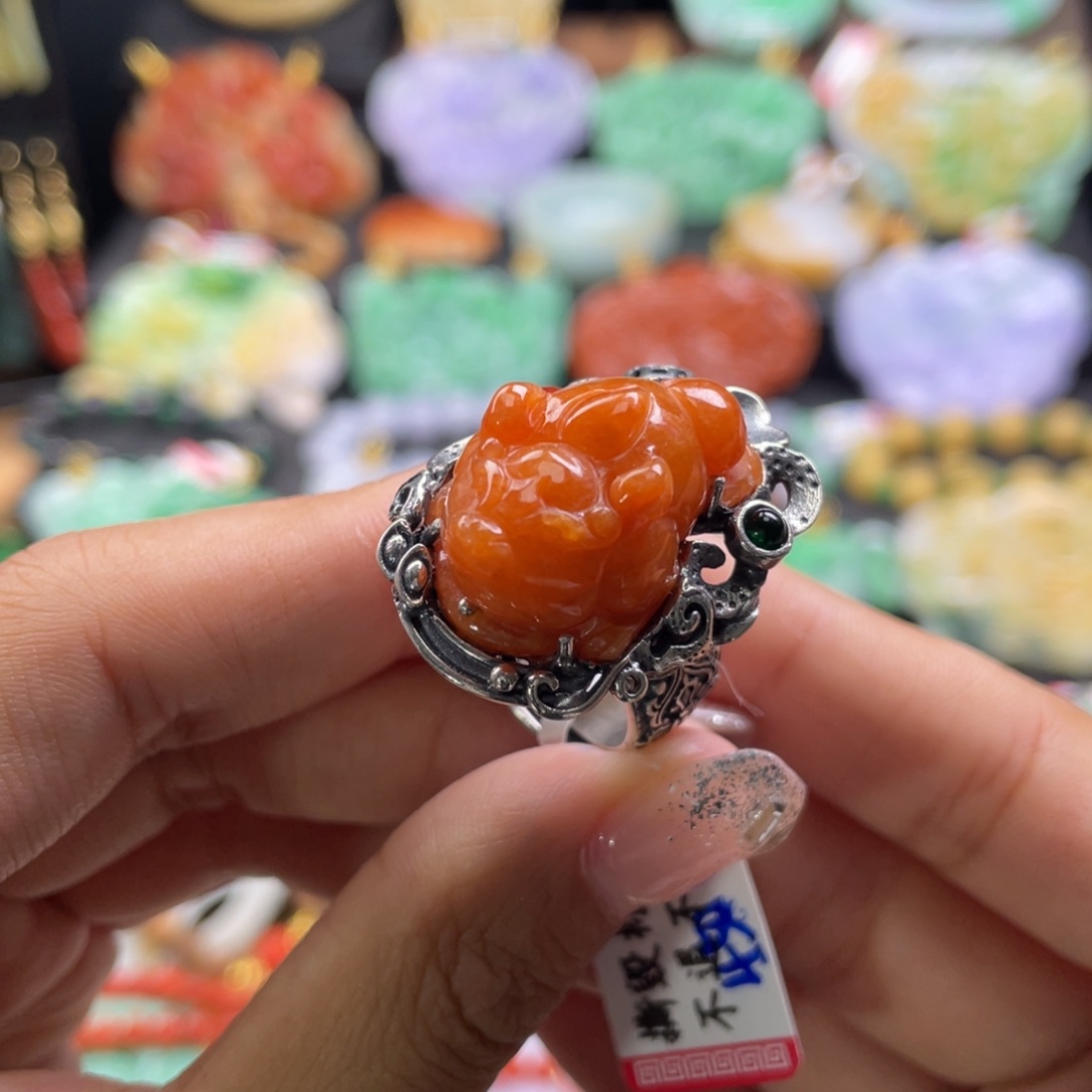 翡翠未镶嵌颈饰逆**女代编织