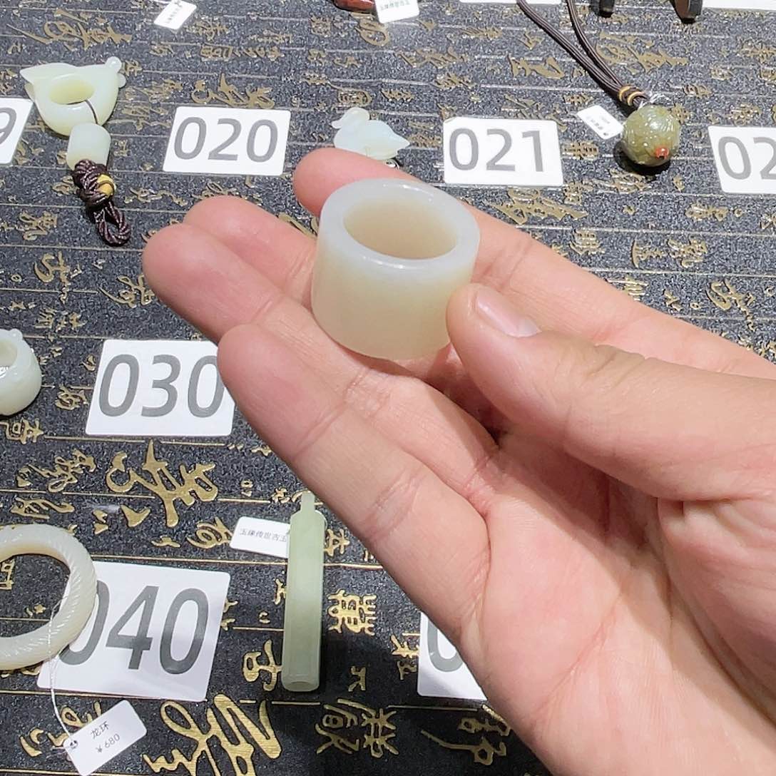 和田玉吊坠未镶嵌虎*山