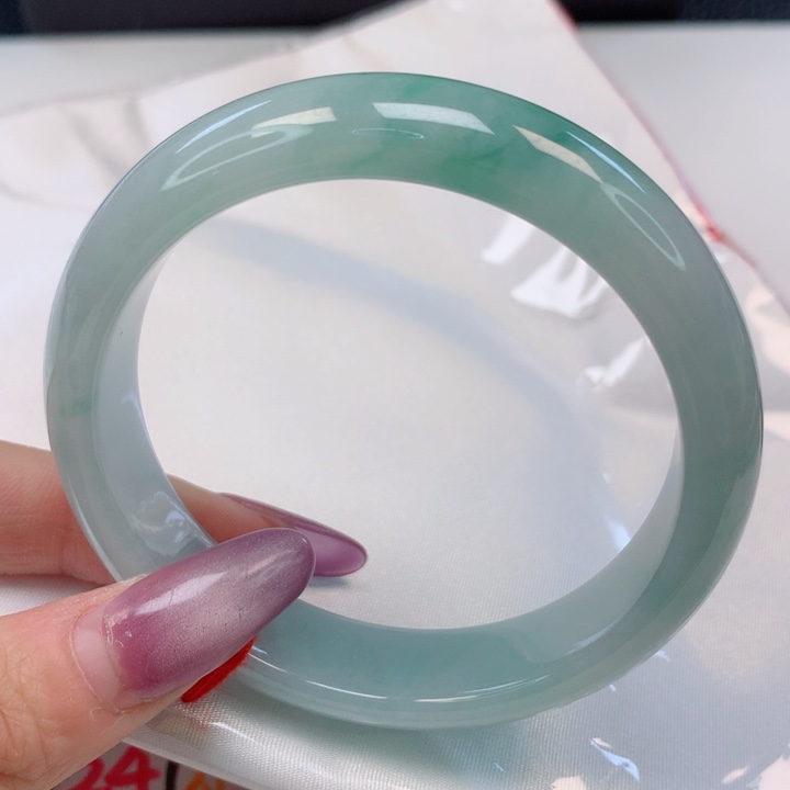 翡翠手镯未镶嵌56圈